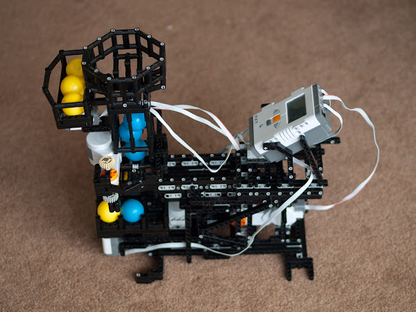 LEGO Mindstorms NXT TicTacToe (Naughts & Crosses) Playing Robot